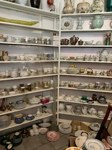 Półki z porcelaną